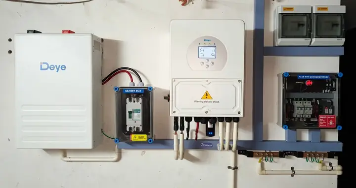 5 kW Solwiz Energy hybrid inverter and battery installation in Aluva